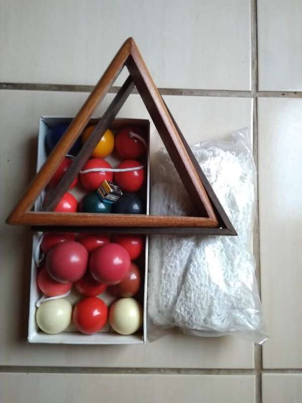 Snooker balls + 2 triangles/ rack (NO SPARE NETS)