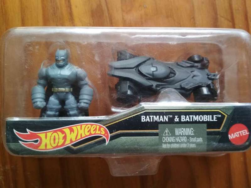 Mattel Hot Wheels Batman & Batmobile