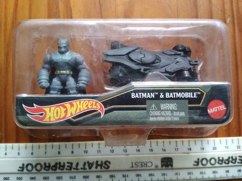 Mattel Hot Wheels Batman & Batmobile