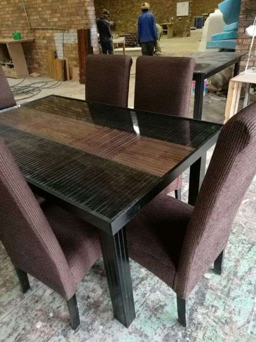 Chinniel Chairs + Table