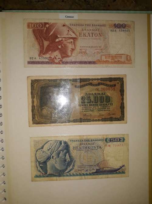 ALBUM OF INTERNATIONAL BANKNOTES
