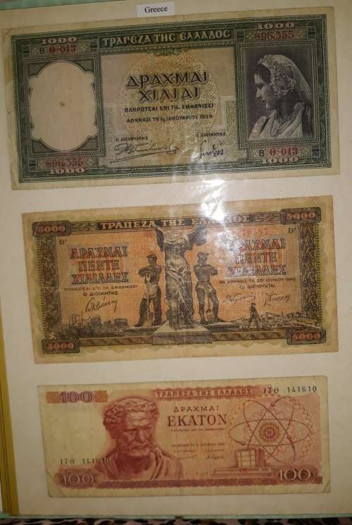 ALBUM OF INTERNATIONAL BANKNOTES