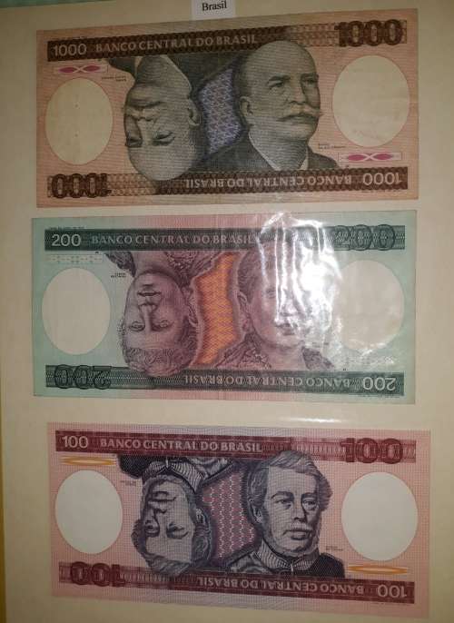 ALBUM OF INTERNATIONAL BANKNOTES