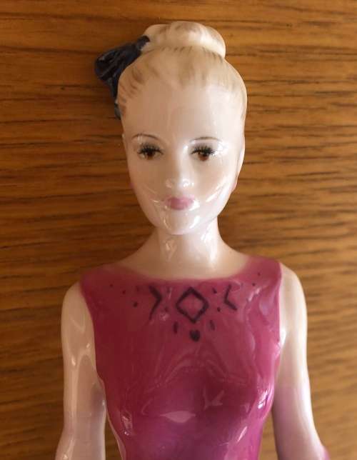 COALPORT : Ladies of Fashion - Camilla (signed)