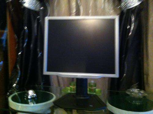 19'' Acer LCD monitor (Please read}
