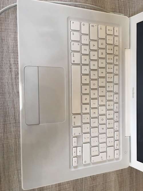 MACBOOK WHITE 13" INTEL CORE 2 DUO @ 2.13GHz 2.13GHz, 2GB RAM, 320GB HDD, OS X EL CAPITAN