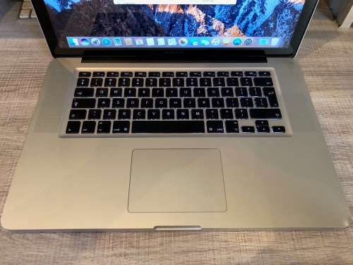 MACBOOK PRO i7, 15" INTEL CORE i7 QUAD CORE CPU @ 2,40GHz, 8GB RAM, 750GB HDD, MacOS SIERRA