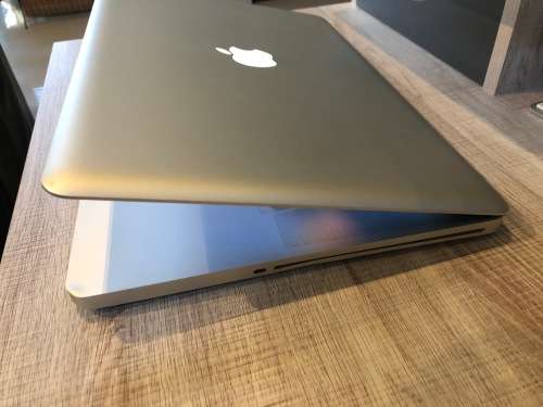 MACBOOK PRO i7, 15" INTEL CORE i7 QUAD CORE CPU @ 2,40GHz, 8GB RAM, 750GB HDD, MacOS SIERRA