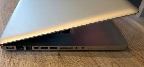MACBOOK PRO i7, 15" INTEL CORE i7 QUAD CORE CPU @ 2,40GHz, 8GB RAM, 750GB HDD, MacOS SIERRA