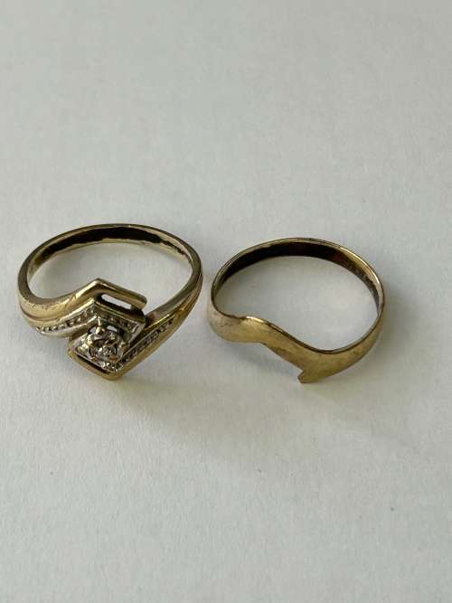 9ct SOLID GOLD ENGAGEMENT RING SET CUBIC ZIRCONA 3.3 GRAMS