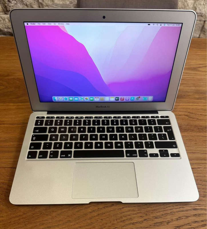 MACBOOK AIR 11` EARLY 2015 INTEL CORE i5, 128GB SSD, 4GB RAM, 1.6 GHz, EXCELLENT  CONDITION!!!!!