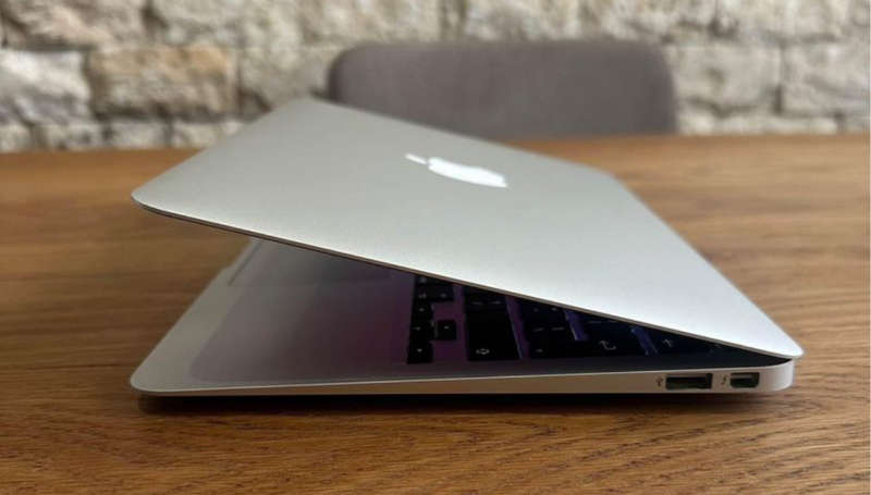 MACBOOK AIR 11` EARLY 2015 INTEL CORE i5, 128GB SSD, 4GB RAM, 1.6 GHz, EXCELLENT  CONDITION!!!!!