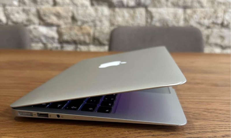 MACBOOK AIR 11` EARLY 2015 INTEL CORE i5, 128GB SSD, 4GB RAM, 1.6 GHz, EXCELLENT  CONDITION!!!!!