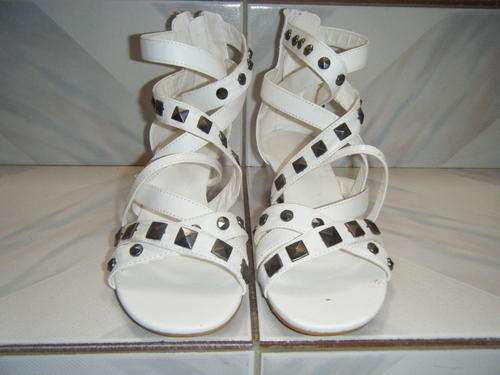 1 pair size 7 white fashion sandals