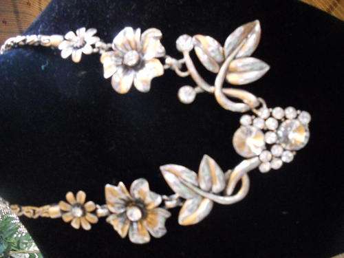 Stunning flower and leave silvertone necklace with diamante detail.