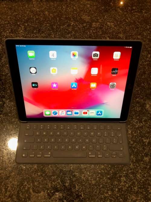 Apple iPad Pro 12.9inch 128GB WiFi Cellular (Model A1652) + Apple Smart KeyBoard Case - Immaculate