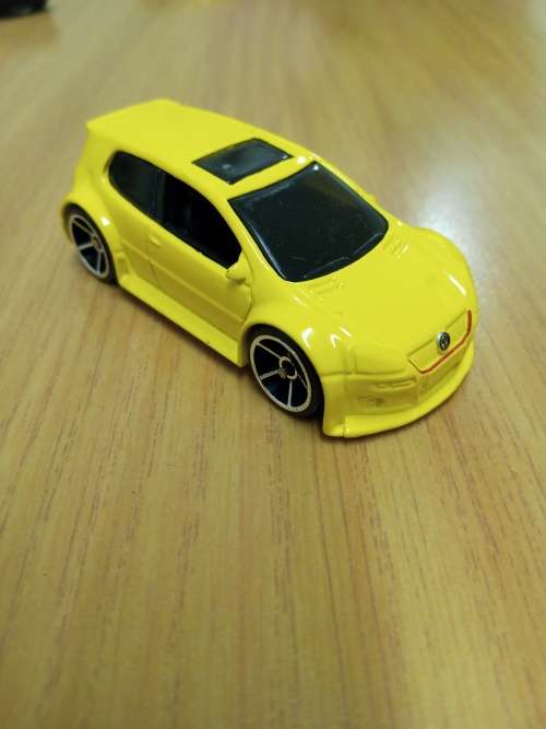 Volkswagen Golf GTI Yellow) Hot Wheels