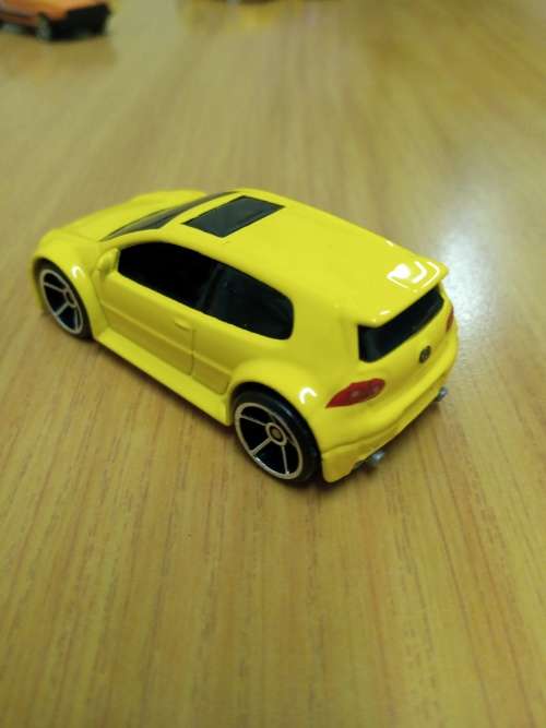 Volkswagen Golf GTI Yellow) Hot Wheels