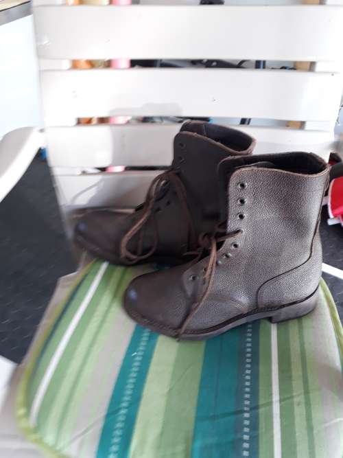 South Africa Armry Size 8 Boots Very Good Condition