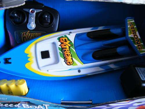 LAST ONE !!!!!!     REMOTE CONTROLLED EXTREME SPEEDBOAT - GREAT FUN