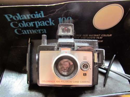 VINTAGE POLAROID CAMERA + BOX **FREE COURIER POSTAGE ***