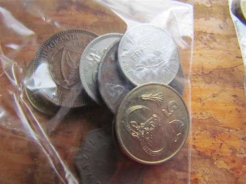 ***R1 START*** 92 X INTERNATIONAL COINS IN BAGS - 1 BID FOR ALL - SEE PICS