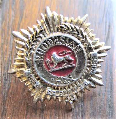 **R1 START**RHODESIAN SERVICE CORPS CAP BADGE + CRACKED FRAME