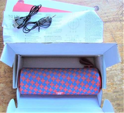 **R1 START*** BLUE TOOTH SPEAKER NEW,LARGE ,POWERFUL,LOUD