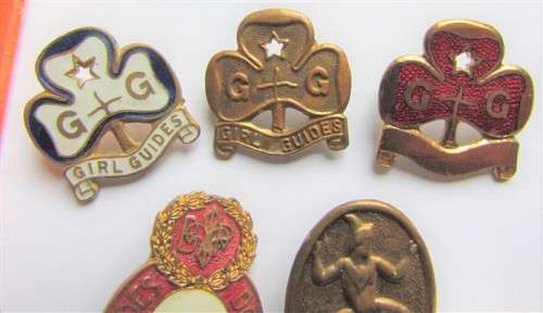VINTAGE GIRL GUIDES ANNUAL + 6 VINTAGE BADGES - 1 BID FOR ALL