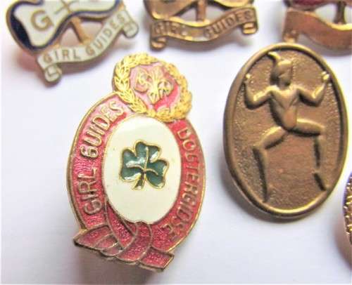 VINTAGE GIRL GUIDES ANNUAL + 6 VINTAGE BADGES - 1 BID FOR ALL