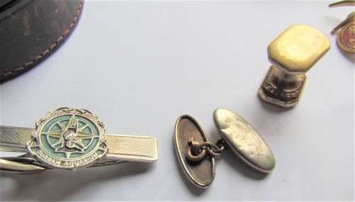 VINTAGE CUFF LINKS LEATHER BOX + BADGES,PINS 1 BID