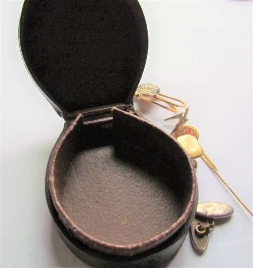 VINTAGE CUFF LINKS LEATHER BOX + BADGES,PINS 1 BID