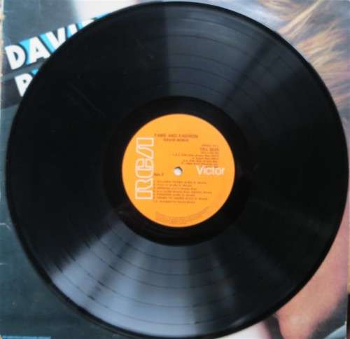 David Bowie Fame & Fashion -Vintage Vinyl LP Cover damaged & LP scratched see pics