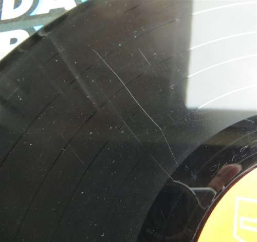 David Bowie Fame & Fashion -Vintage Vinyl LP Cover damaged & LP scratched see pics