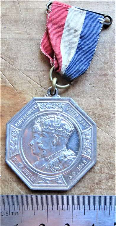 King George V & Queen Mary Middlesex Silver Jubilee Medal 40mm