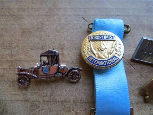 Assorted Vintage Badges - Soroptemist International + 1 Bid