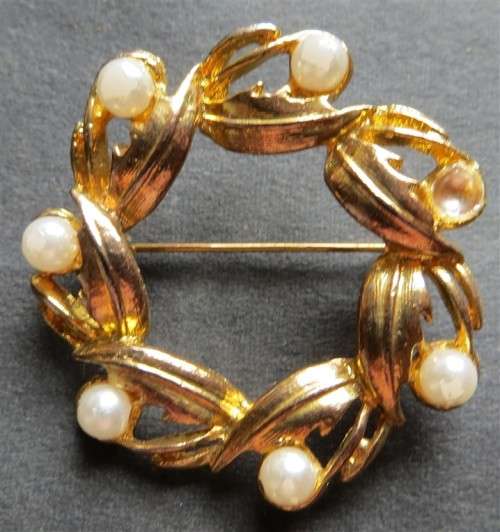 Vintage Costume jewellery Brooch - see pics - 1 `Pearly`missing