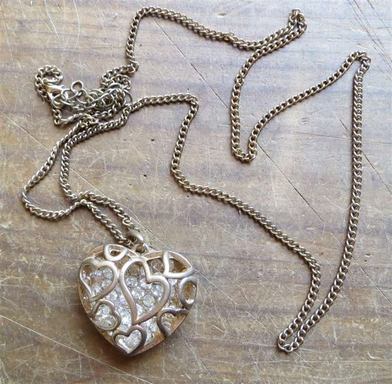 Large Costume Jewellery Necklace & Pendant - Heart fancy
