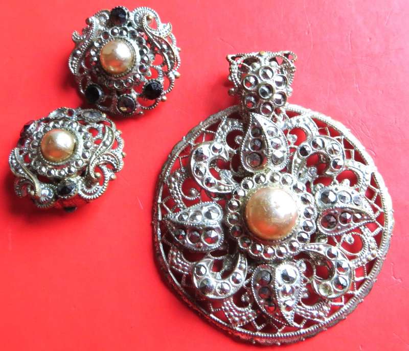 Vintage Costume Pendant & Earrings Set
