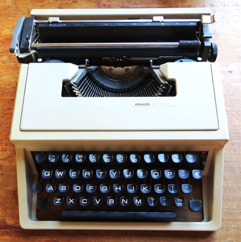 Olivetti LETTERA 31 Typewriter - Vintage in Case working Condition - will need ribbon