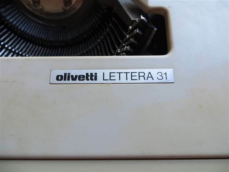 Olivetti LETTERA 31 Typewriter - Vintage in Case working Condition - will need ribbon