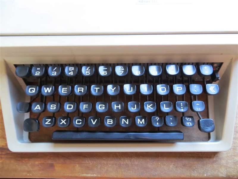 Olivetti LETTERA 31 Typewriter - Vintage in Case working Condition - will need ribbon