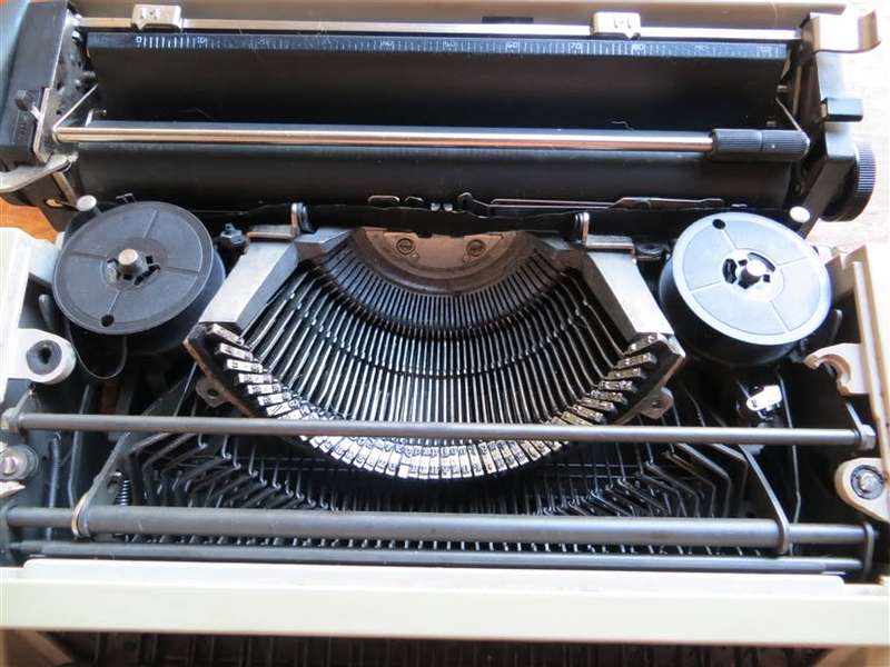 Olivetti LETTERA 31 Typewriter - Vintage in Case working Condition - will need ribbon