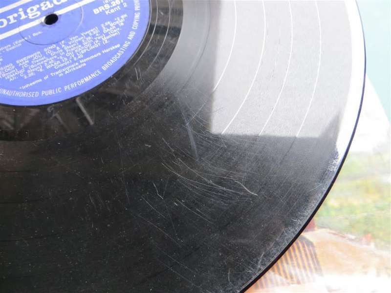 Vintage Vinyl LP - Min Shaw - Groete SA Army tribute - memrobilia /record poor condition