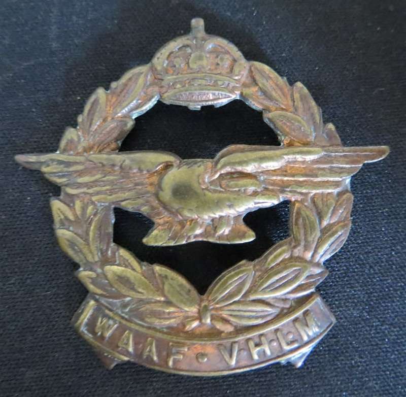 WW2 South African Women`s Auxilliary Airforce (W.A.A.F) Cap Badge no lugs