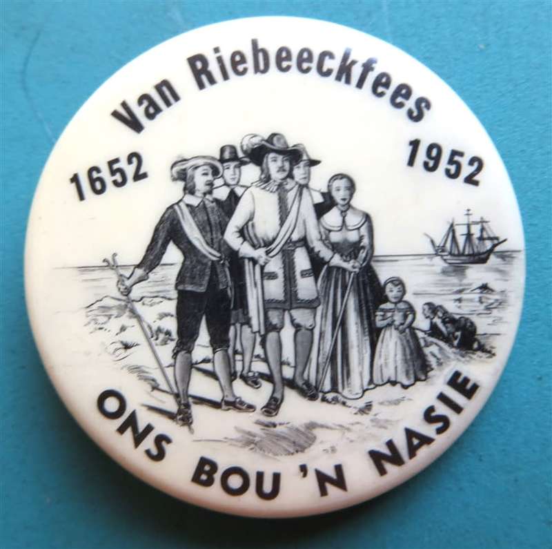 1952 Van Riebeeckfees - Ons bou n Nasie Pin Badge - Condition