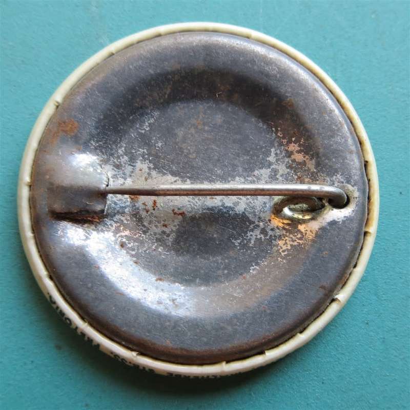 1952 Van Riebeeckfees - Ons bou n Nasie Pin Badge - Condition