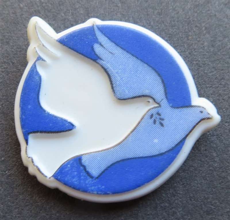 1993 SA Peace Doves Plastic Badge