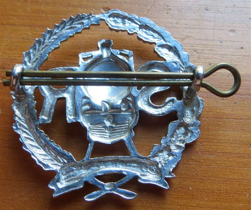 Unknown Vintage SR train - 40mm Cap Badge