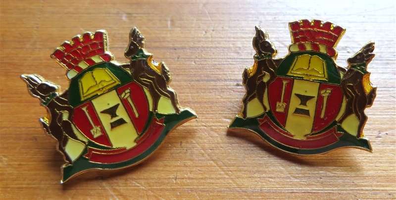 2 x Unknown badges Lot - 1 Bid